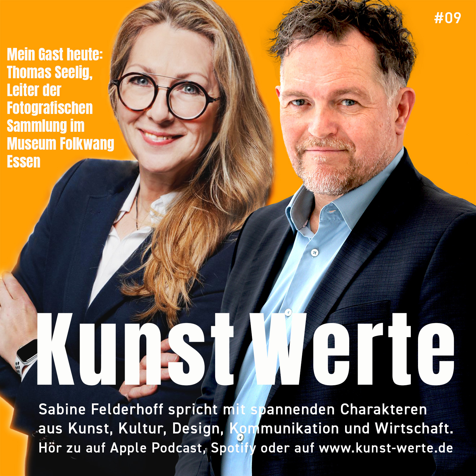 Eine Frau und ein Mann mit schwarzem Jacket stehen vor einem orangenen Hintergrund. Auf dem Bild steht der Name des Podcasts : Kunst Werte. Ein ergänzender text steht in weißer kleinerer Schrift darunter